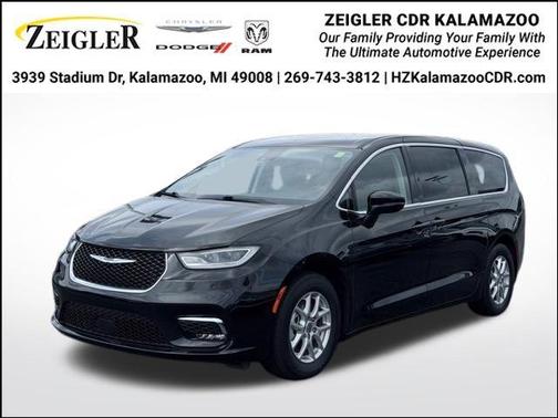 Brilliant Black Crystal Pearlcoat 2023 Chrysler Pacifica Touring-L