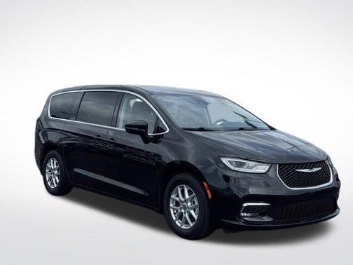 Brilliant Black Crystal Pearlcoat 2023 Chrysler Pacifica Touring-L