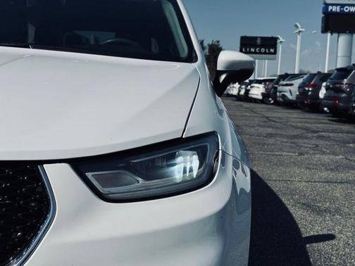 Bright White Clearcoat 2024 Chrysler Pacifica Touring-L