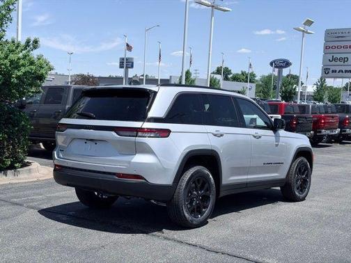 Silver Zynith 2026 Jeep Grand Cherokee Laredo