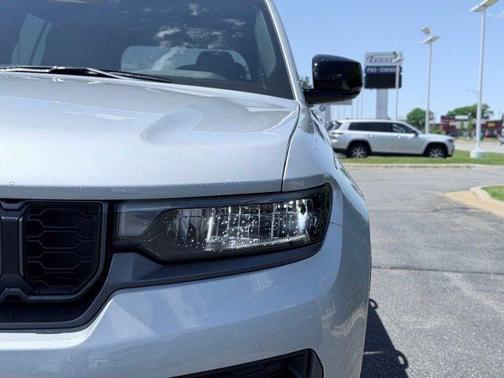 Silver Zynith 2026 Jeep Grand Cherokee Laredo