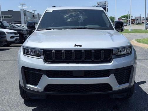 Silver Zynith 2026 Jeep Grand Cherokee Laredo