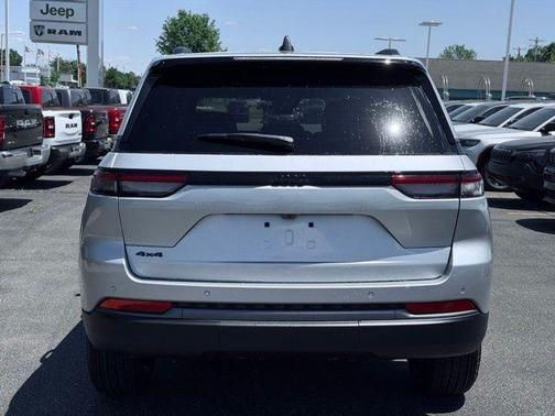 Silver Zynith 2026 Jeep Grand Cherokee Laredo