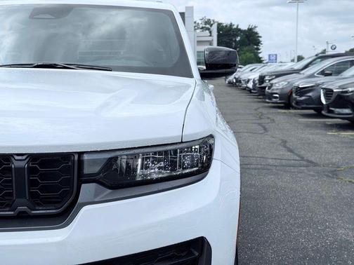 Bright White Clearcoat 2026 Jeep Grand Cherokee Laredo