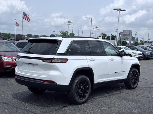 Bright White Clearcoat 2026 Jeep Grand Cherokee Laredo