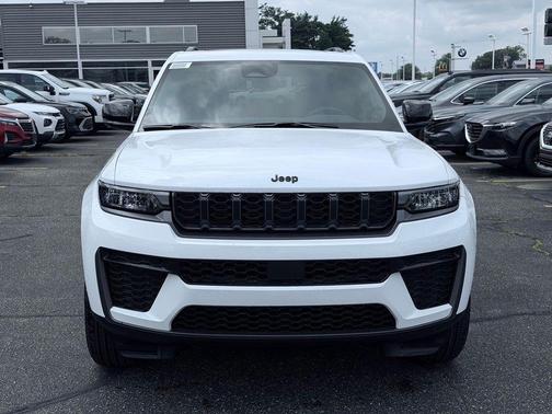 Bright White Clearcoat 2026 Jeep Grand Cherokee Laredo