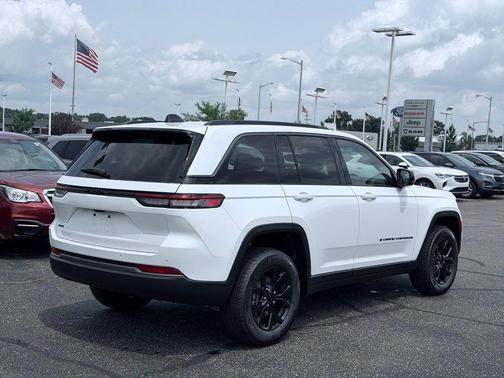 Bright White Clearcoat 2026 Jeep Grand Cherokee Laredo