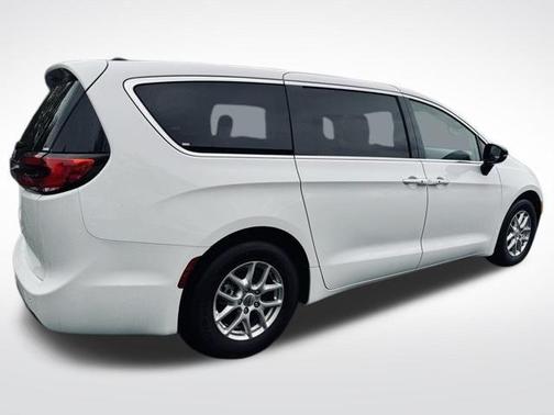 2024 Chrysler Pacifica Touring-L