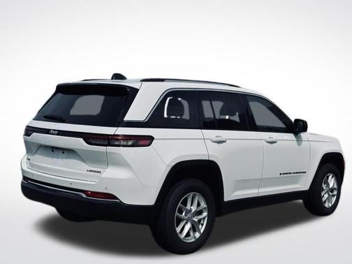 Bright White Clearcoat 2023 Jeep Grand Cherokee Laredo