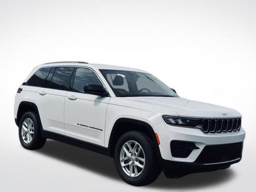 Bright White Clearcoat 2023 Jeep Grand Cherokee Laredo