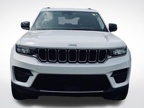 Bright White Clearcoat 2023 Jeep Grand Cherokee Laredo