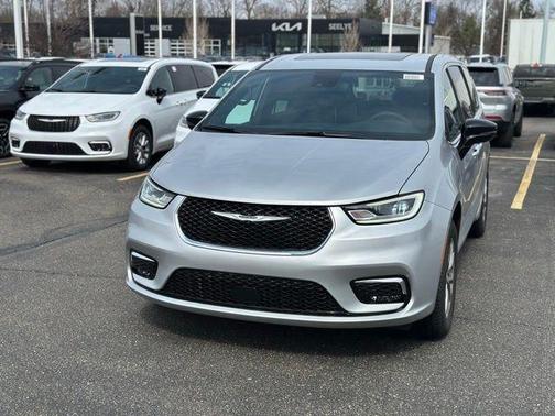 Silver Mist Clearcoat 2026 Chrysler Pacifica Limited