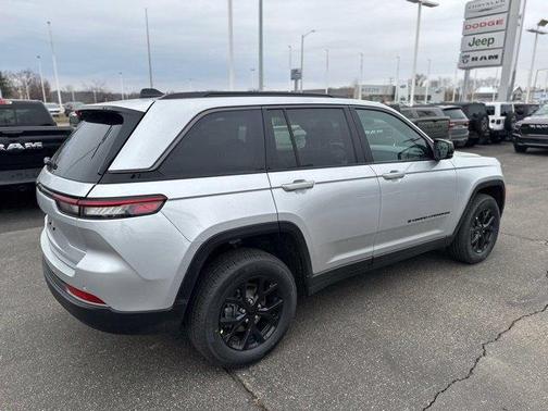 Silver Zynith 2026 Jeep Grand Cherokee Laredo
