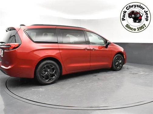 2025 Chrysler Pacifica Hybrid Premium S Appearance Pkg