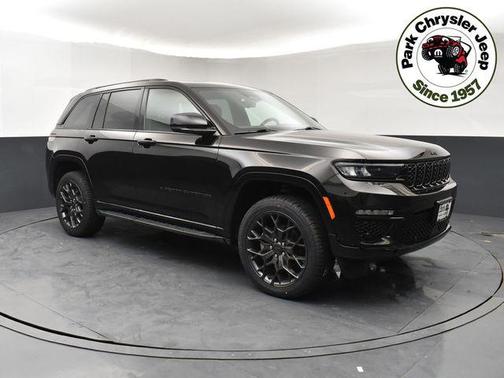 Diamond Black Crystal Pearlcoat 2024 Jeep Grand Cherokee Summit