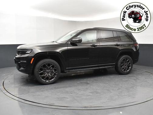 Diamond Black Crystal Pearlcoat 2024 Jeep Grand Cherokee Summit
