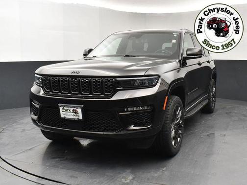 Diamond Black Crystal Pearlcoat 2024 Jeep Grand Cherokee Summit