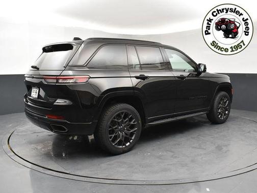 Diamond Black Crystal Pearlcoat 2024 Jeep Grand Cherokee Summit