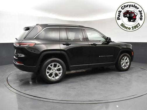 Diamond Black Crystal Pearlcoat 2023 Jeep Grand Cherokee Limited