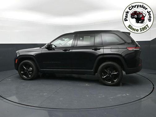 Diamond Black Crystal Pearlcoat 2023 Jeep Grand Cherokee Limited