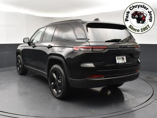 Diamond Black Crystal Pearlcoat 2023 Jeep Grand Cherokee Limited