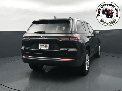 Diamond Black Crystal Pearlcoat 2023 Jeep Grand Cherokee Limited