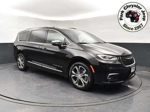 Diamond Black Crystal Pearlcoat 2026 Chrysler Pacifica L