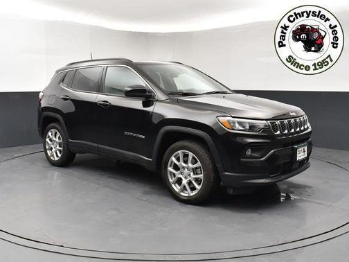 Diamond Black Crystal Pearlcoat 2024 Jeep Compass Latitude Lux