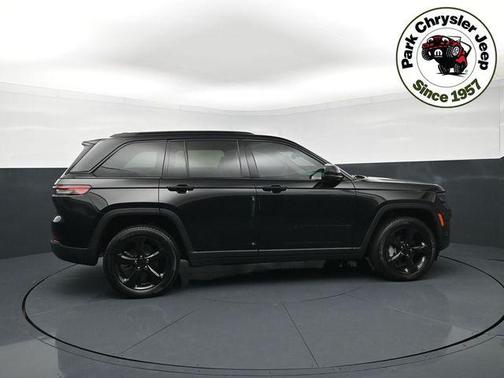 Diamond Black Crystal Pearlcoat 2023 Jeep Grand Cherokee Limited