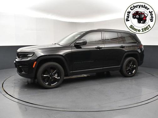 Diamond Black Crystal Pearlcoat 2023 Jeep Grand Cherokee Altitude