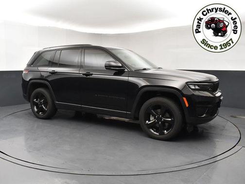 Diamond Black Crystal Pearlcoat 2023 Jeep Grand Cherokee Altitude