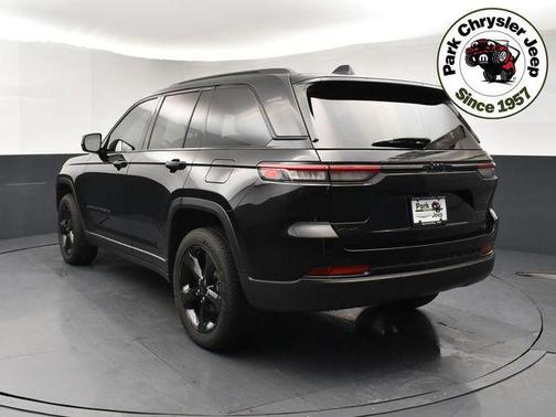 Diamond Black Crystal Pearlcoat 2023 Jeep Grand Cherokee Altitude