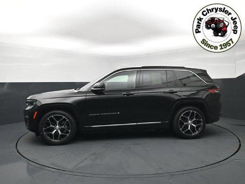 Diamond Black Crystal Pearlcoat 2022 Jeep Grand Cherokee Summit