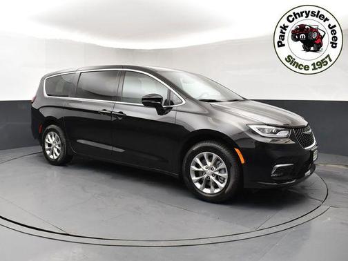 Diamond Black Crystal Pearlcoat 2026 Chrysler Pacifica L