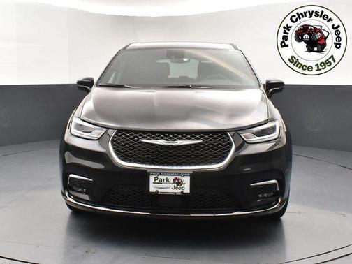 Diamond Black Crystal Pearlcoat 2025 Chrysler Pacifica L