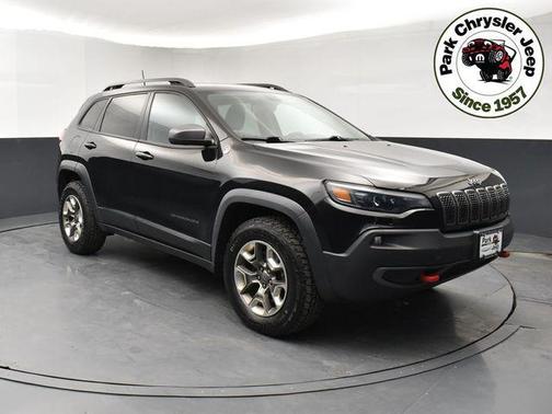 Diamond Black Crystal Pearlcoat 2019 Jeep Cherokee Trailhawk