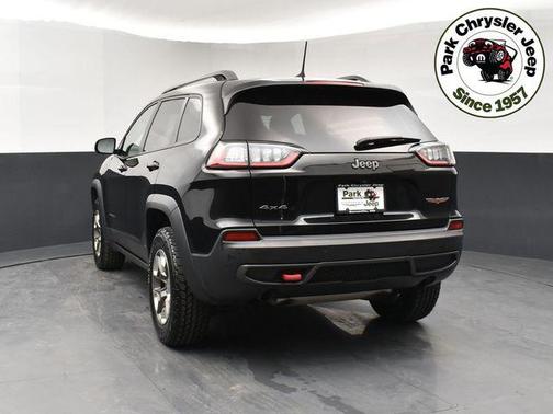 Diamond Black Crystal Pearlcoat 2019 Jeep Cherokee Trailhawk