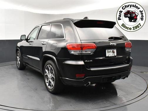 Diamond Black Crystal Pearlcoat 2019 Jeep Grand Cherokee Overland