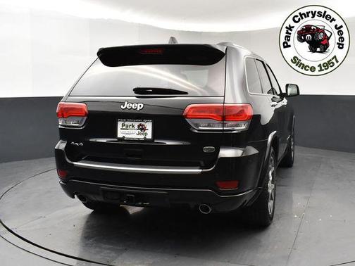 Diamond Black Crystal Pearlcoat 2019 Jeep Grand Cherokee Overland