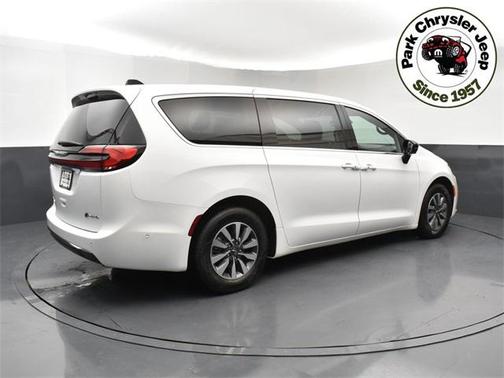 2025 Chrysler Pacifica Hybrid Select