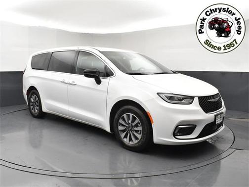 2025 Chrysler Pacifica Hybrid Select