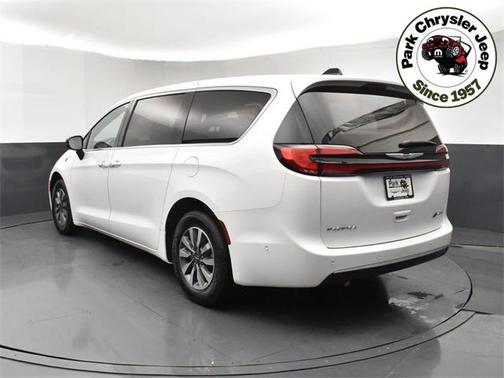 2025 Chrysler Pacifica Hybrid Select