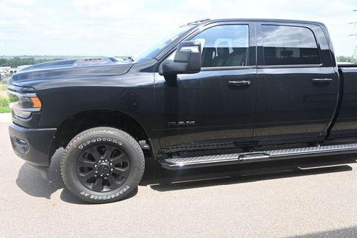 Diamond Black Crystal Pearlcoat 2024 RAM 3500 Laramie Crew Cab 4x4 8' Box