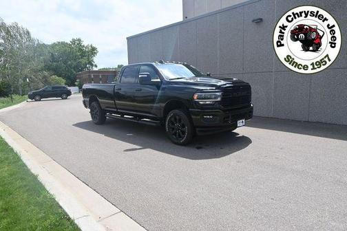 Diamond Black Crystal Pearlcoat 2024 RAM 3500 Laramie Crew Cab 4x4 8' Box