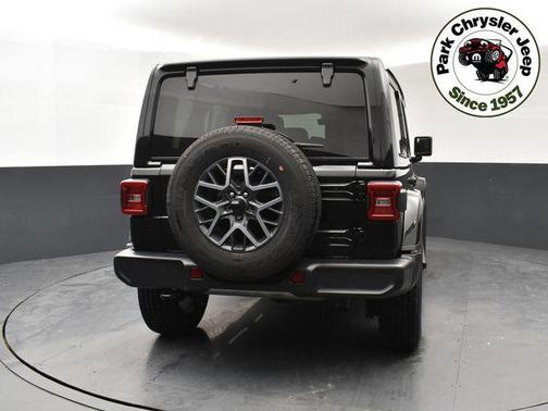 Black Clearcoat 2024 Jeep Wrangler 4-Door Sahara 4x4