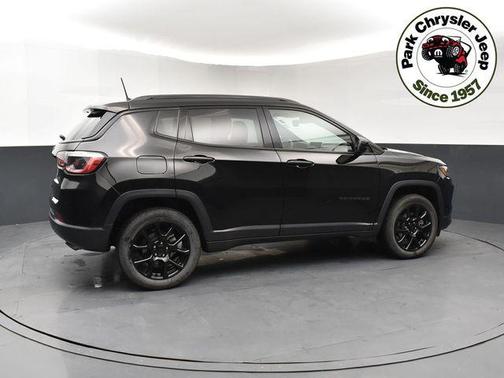 Diamond Black Crystal Pearlcoat 2022 Jeep Compass Latitude