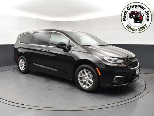 Diamond Black Crystal Pearlcoat 2026 Chrysler Pacifica L