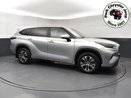 Celestial Silver Metallic 2024 Toyota Highlander Hybrid XLE