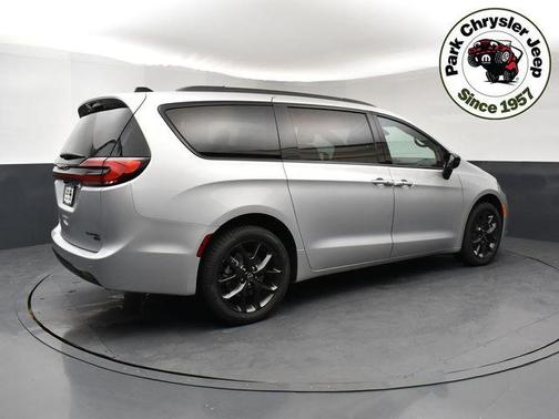 Silver Mist Clearcoat 2026 Chrysler Pacifica Limited