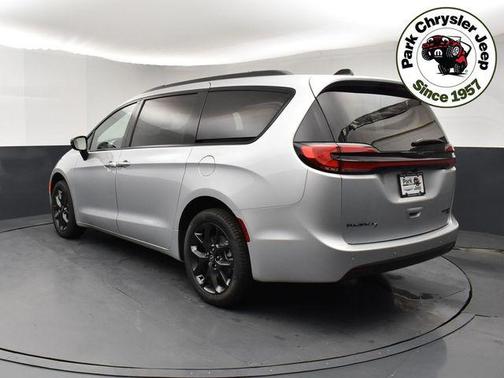 Silver Mist Clearcoat 2026 Chrysler Pacifica Limited